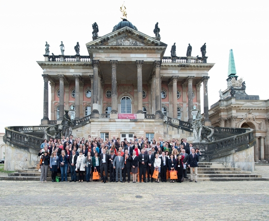 Gruppenfoto vor dem Neuen Palais